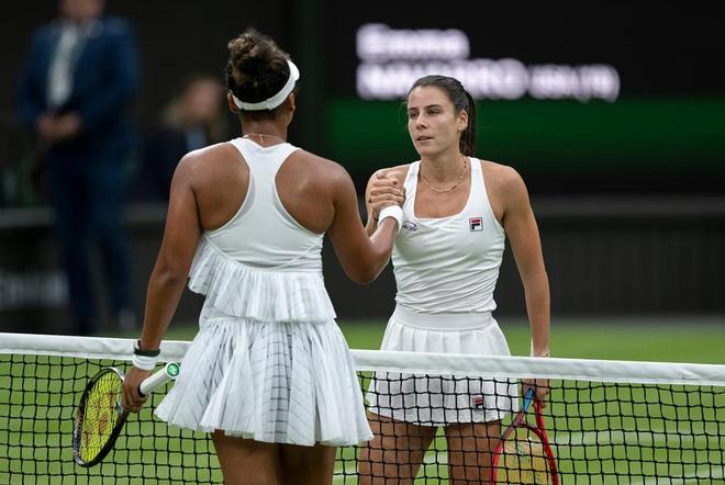 她便展现出 她便展现出